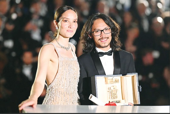 Đạo diễn Phạm Thiên Ân nhận giải Camera vàng cho Phim đầu tay xuất sắc. Ảnh: Getty Images