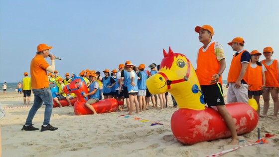 Đoàn khách MICE vui chơi tại bãi biển mùa hè do TSTtourist tổ chức