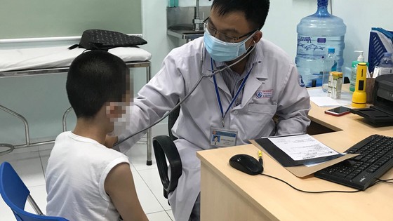 Trẻ bị bệnh tim bẩm sinh được thăm khám tại Bệnh viện Nhi đồng 1 (TPHCM) để phòng ngừa đột quỵ