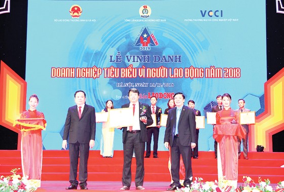 Công ty Yến sào Khánh Hòa nhận giải thưởng Doanh nghiệp tiêu biểu vì người lao động