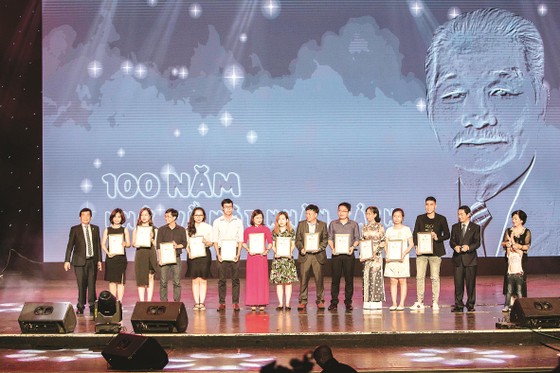 Công ty CP Tập đoàn Xây dựng Hòa Bình kỷ niệm 100 năm Ngày sinh Cố Chủ tịch Danh dự Lê Mộng Đào ảnh 2