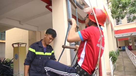 Cảnh sát PCCC-CNCH hướng dẫn học sinh  sử dụng thang dây thoát nạn