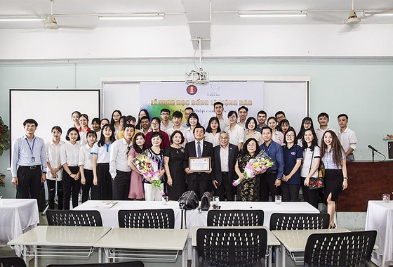 Trao 150 triệu đồng học bổng cho sinh viên Đại học Khoa học Xã hội và Nhân văn TPHCM ảnh 2 Trao 150 triệu đồng học bổng cho sinh viên Đại học Khoa học Xã hội và Nhân văn TPHCM ảnh 2