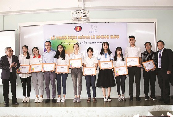 Trao 150 triệu đồng học bổng cho sinh viên Đại học Khoa học Xã hội và Nhân văn TPHCM ảnh 1 Trao 150 triệu đồng học bổng cho sinh viên Đại học Khoa học Xã hội và Nhân văn TPHCM ảnh 1