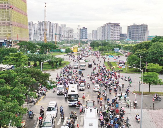 Tuyến đường Nguyễn Hữu Thọ (quận 7 - huyện Nhà Bè) thường xuyên quá tải xe cộ do chung cư dày đặc. Ảnh: HOÀNG HÙNG
