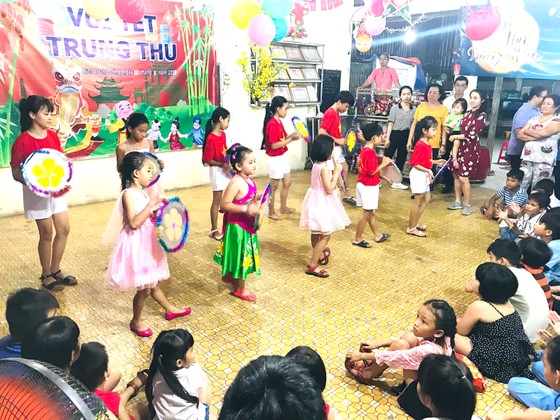 Trung thu xóm nghèo ảnh 1