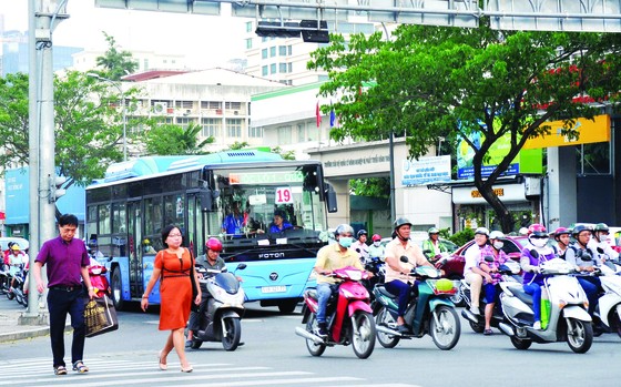 Hoạt động xe buýt ngày càng “èo uột” ảnh 1