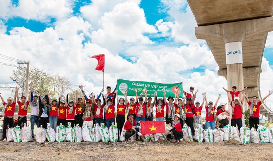 Các thành viên Nhóm Cộng đồng xanh Việt Nam tham gia dọn rác  tại quận Thủ Đức (TPHCM)
