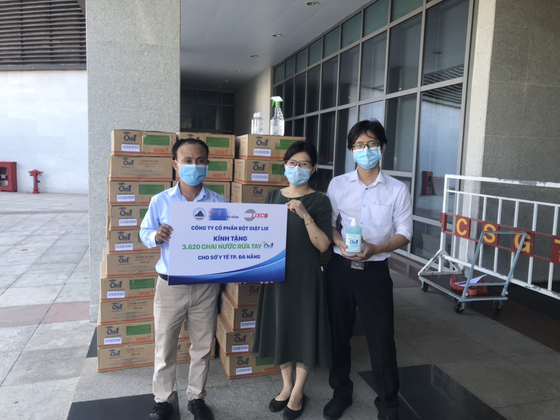 On1 trao tặng hơn 2000 lít dung dịch rửa tay các loại đến Đà Nẵng, Quảng Nam và Quảng Ngãi ảnh 2
