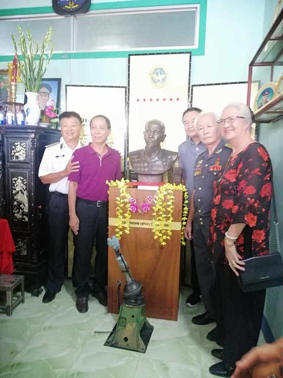 Trao tặng bức tượng đồng cố Đại tá phi công, Anh hùng lực lượng vũ trang nhân dân Nguyễn Văn Bảy ảnh 1 Trao tặng bức tượng đồng cố Đại tá phi công, Anh hùng lực lượng vũ trang nhân dân Nguyễn Văn Bảy ảnh 1