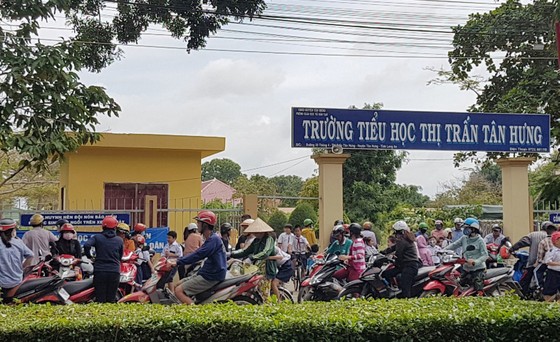 Trường Tiểu học thị trấn Tân Hưng, nơi xảy ra lạm thu các khoản tiền của phụ huynh 