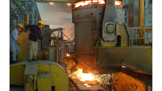 Sản xuất thép tại Nhà máy Thép Phú Mỹ. Ảnh: CAO THĂNG