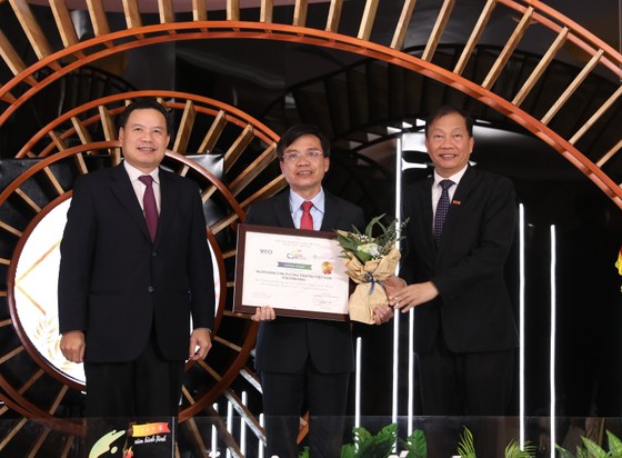 Ông Trần Văn Tần, Thành viên HĐQT đại diện VietinBank nhận danh hiệu “Doanh nghiệp bền vững Việt Nam” năm 2020