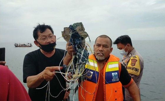 Những vật thể được cho là thiết bị và đồ dùng của hành khách trên máy bay mất liên lạc thuộc Hãng hàng không Sriwijaya Air, Indonesia. Ảnh: TWITTER