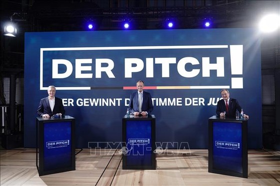 Ba ứng cử viên tranh cử Chủ tịch CDU gồm ông Armin Laschet (phải) - Thủ hiến bang Nordrhein-Westfalen, ông Friedrich Merz (giữa) - cựu lãnh đạo nhóm nghị sĩ liên đảng bảo thủ CDU/CSU trong Quốc hội và ông Norbert Rottgen (trái) - Chủ tịch Ủy ban Đối ngoại