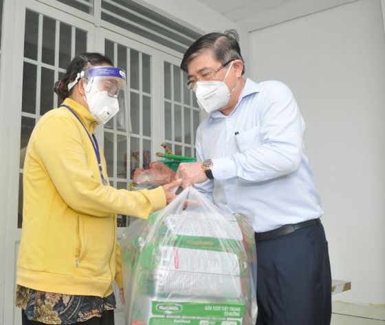 Chủ tịch UBND TPHCM Nguyễn Thành Phong: Người dân cứ an lòng ở TPHCM, tất cả trường hợp khó khăn sẽ được hỗ trợ ảnh 1