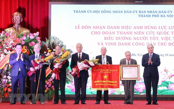 Chủ tịch nước Nguyễn Xuân Phúc trao tặng danh hiệu Anh hùng Lực lượng vũ trang nhân dân cho Đoàn Thanh niên cứu quốc Thành Hoàng Diệu. Ảnh: TTXVN