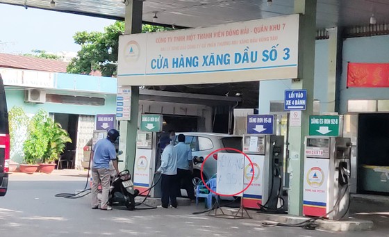 Vẫn còn treo bảng “thiếu xăng” ảnh 7