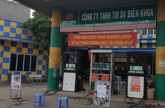 Vẫn còn treo bảng “thiếu xăng” ảnh 3