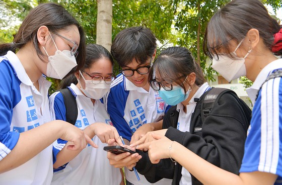 Kết quả thi tốt nghiệp THPT 2022: Phổ điểm môn Lịch sử và Tiếng Anh tích cực hơn ảnh 1