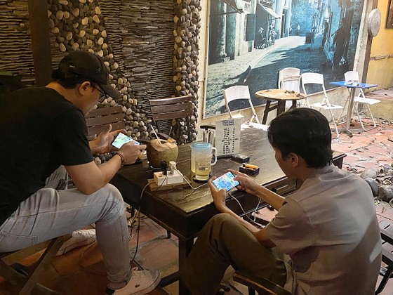 Sử dụng điện thoại khi đang sạc pin: Thói quen nguy hiểm ảnh 1