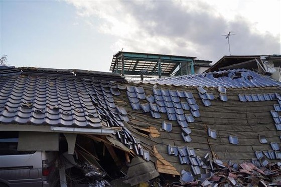 Một ngôi nhà bị phá hủy sau trận động đất tại Kunimi-machi, tỉnh Fukushima (Nhật Bản), ngày 17-3-2022. Ảnh: THX/TTXVN