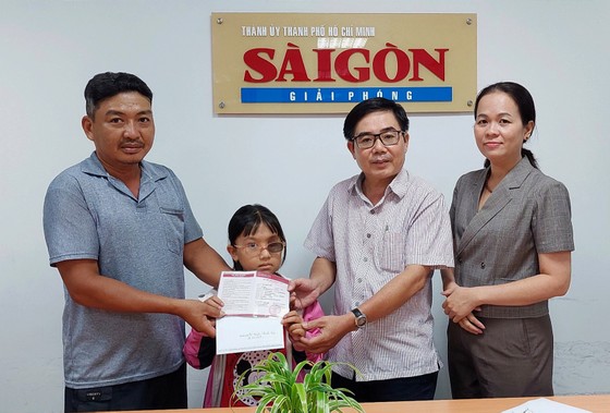 Trao sổ tiết kiệm cho gia đình cháu Thanh Diệu ảnh 1 Trao sổ tiết kiệm cho gia đình cháu Thanh Diệu ảnh 1