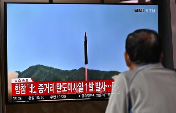 Truyền hình Hàn Quốc đưa tin về vụ phóng tên lửa của Triều Tiên, tại Seoul ngày 4-10-2022. Ảnh: AFP/TTXVN
