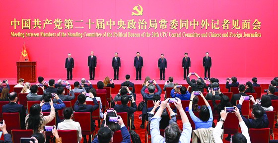 Tổng Bí thư Ban Chấp hành Trung ương Đảng Cộng sản Trung Quốc khóa XX Tập Cận Bình (giữa) cùng các ủy viên Thường vụ Bộ Chính trị. Ảnh: TTXVN