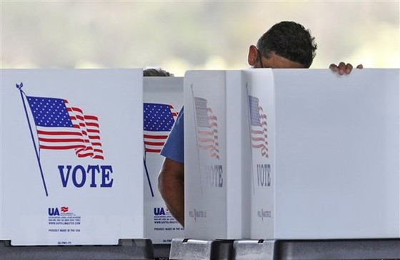 Cử tri bỏ phiếu bầu cử giữa kỳ Quốc hội Mỹ ở Kissimmee, Florida, ngày 8-11-2022. Ảnh: AFP/TTXVN