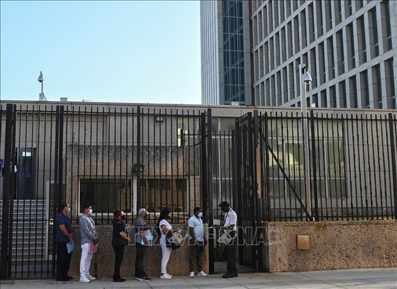 Người dân xếp hàng chờ làm thủ tục bên ngoài Đại sứ quán Mỹ ở Havana, Cuba. Ảnh: AFP/TTXVN