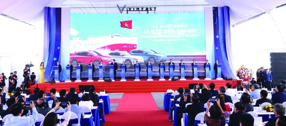 VinFast xuất khẩu lô xe điện đầu tiên ra thế giới ảnh 1