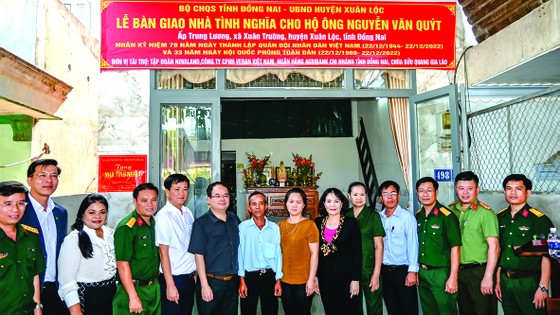 Bà Nguyễn Thu Thủy, Phó Giám đốc đối ngoại Công ty Vedan (thứ 2 trái qua) cùng trao tặng căn nhà tình nghĩa cho ông Nguyễn Văn Quýt tại xã Xuân Trường, huyện Xuân Lộc