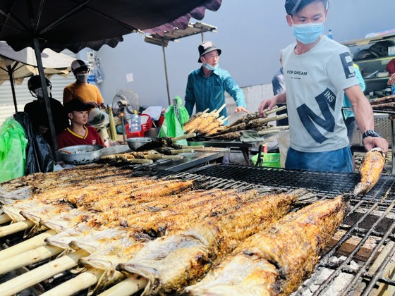 Nhộn nhịp mua vàng ngày vía Thần Tài tại TPHCM ảnh 5