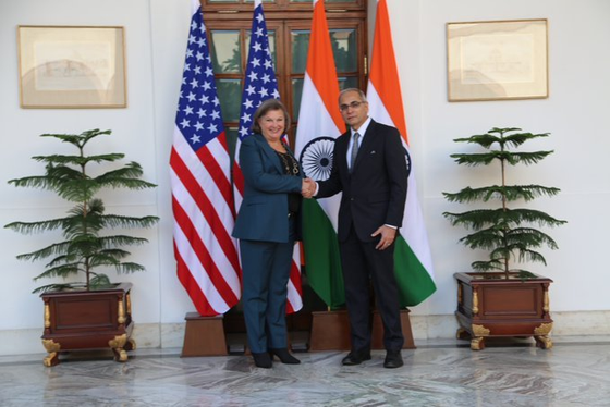Thứ trưởng Ngoại giao Ấn Độ Vinay Mohan Kwatra và người đồng cấp Mỹ phụ trách vấn đề chính trị đang thăm quốc gia Nam Á, bà Victoria Nuland tại cuộc gặp ngày 1-2-2023. Ảnh: newsonair