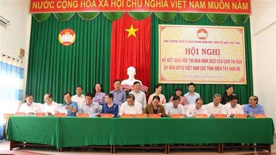 Chủ tịch Ủy ban MTTQ Việt Nam của 12 tỉnh miền Tây Nam bộ ký kết giao ước thi đua năm 2023, ngày 11-5, tại TP Cần Thơ. Ảnh: TTXVN