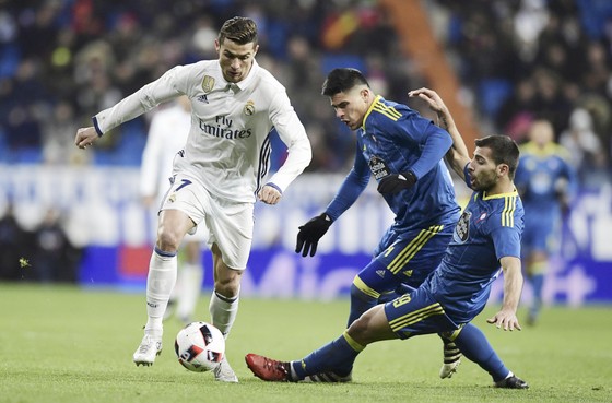 Ronaldo (trái) đi bóng trước hàng thủ Celta Vigo.