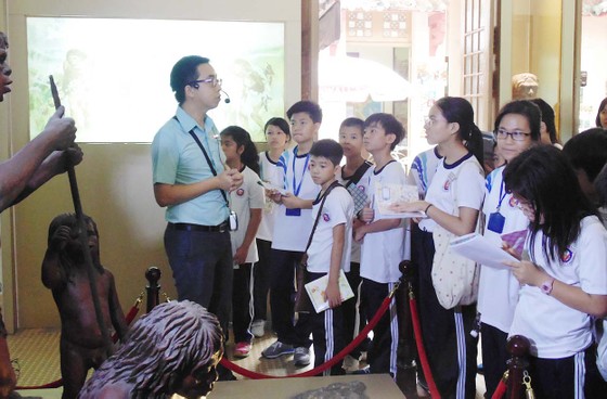 Học sinh lớp 6A4 Trường THCS Trần Văn Ơn (quận 1) trong tiết học liên môn  ở Bảo tàng Lịch sử TPHCM