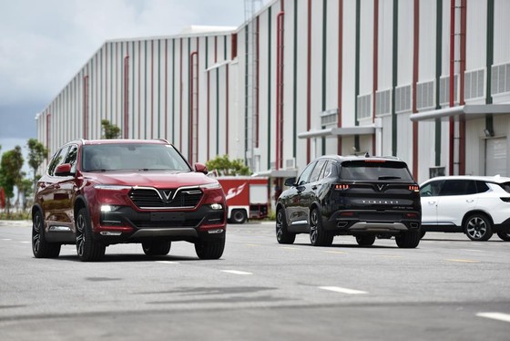 Vinfast bàn giao lô xe Lux SA2.0 va Lux A2.0 đầu tiên cho khách hàng ảnh 5