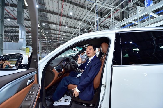 Vinfast bàn giao lô xe Lux SA2.0 va Lux A2.0 đầu tiên cho khách hàng ảnh 6