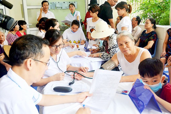 Hàng trăm người dân khám sức khỏe sau vụ cháy Công ty Rạng Đông ảnh 1 Hàng trăm người dân khám sức khỏe sau vụ cháy Công ty Rạng Đông ảnh 1