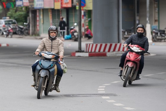 người hà nội đeo khẩu trang phòng chống covid-19, đón "rét nàng bân" hình 4 nguoi ha noi deo khau trang phong chong covid-19, don "ret nang ban" hinh 4