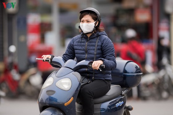 người hà nội đeo khẩu trang phòng chống covid-19, đón "rét nàng bân" hình 2 nguoi ha noi deo khau trang phong chong covid-19, don "ret nang ban" hinh 2