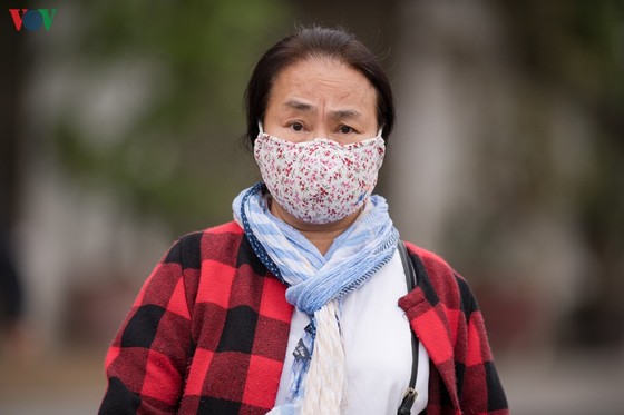 người hà nội đeo khẩu trang phòng chống covid-19, đón "rét nàng bân" hình 5 nguoi ha noi deo khau trang phong chong covid-19, don "ret nang ban" hinh 5