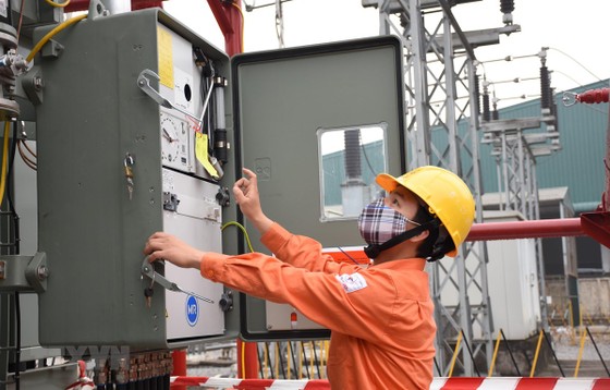 Bộ Công Thương sẽ có Thông tư về cơ cấu biểu giá điện bán lẻ ảnh 1 Nhân viên EVN HANOI kiểm tra vận hành các trạm biến áp, đảm bảo điện để phòng chống dịch COVID-19. (Ảnh: TTXVN phát)