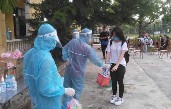 Thêm 5 ca mắc dịch COVID-19, cách ly ngay sau nhập cảnh ảnh 1 Đón công dân từ Mỹ về thực hiện cách ly tập trung tại Trung đoàn 151, Bộ Chỉ huy Quân sự tỉnh Hà Nam. (Ảnh: Nguyễn Chinh/TTXVN)