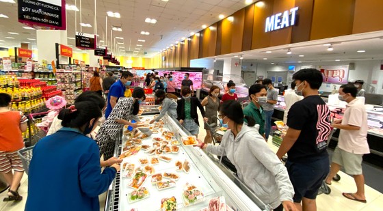 Mua sắm tại siêu thị ở quận Tân Phú. Ảnh: CAO THĂNG