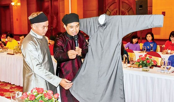 Nâng tầm áo dài Huế ảnh 1