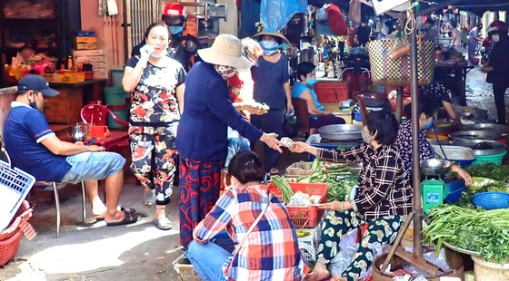 Phòng dịch Covid-19 tại các chợ: Nơi nghiêm túc, chỗ lơ là ảnh 1
