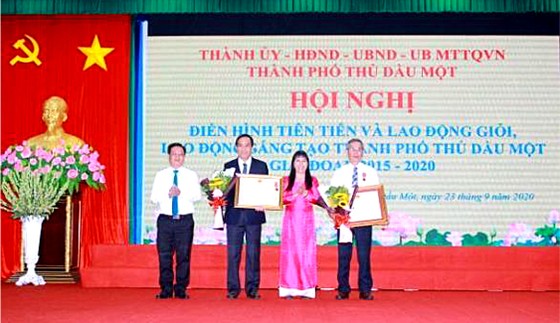 Ông Lê Nguyên Hòa – Phó chủ tịch HĐQT NutiFood đại diện gần 6.000 cán bộ nhân viên đón nhận Huân chương Lao động hạng 3